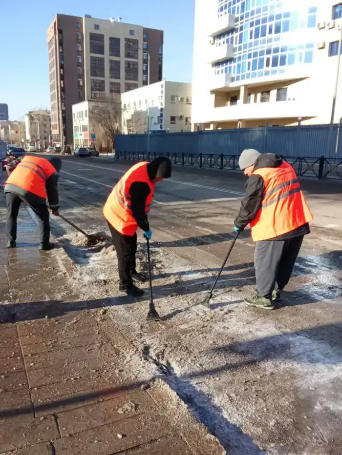 Почти 400 единиц спецтехники задействуют в снегоуборочных работах ночью в Астане (4)