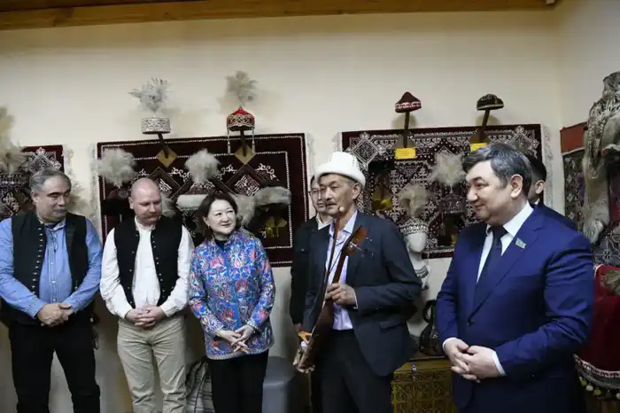 В Астане открылась экспозиция тюркских музыкальных инструментов (3)