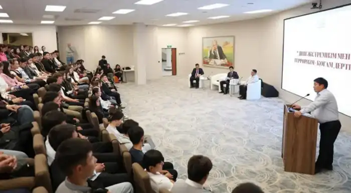Молодежь Алматы обучают антитеррористической безопасности на лекции в колледже