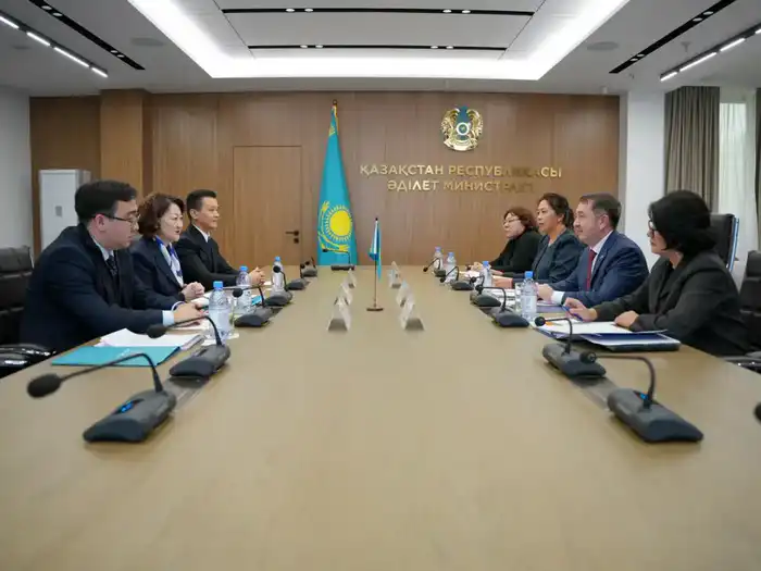 Министр юстиции Ерлан Сарсембаев встретился с Президентом Фонда Тюркской культуры и наследия Актоты Раимкуловой (3)