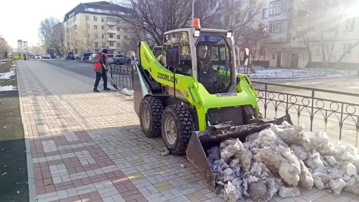 Астана в снежном плену: 370 единиц спецтехники ведут борьбу с зимними стихиями ночью