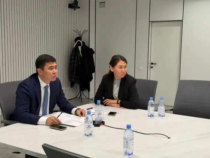 Вице-министр Куандык Кажкенов встретился с гражданами для обсуждения проблем ЖКХ