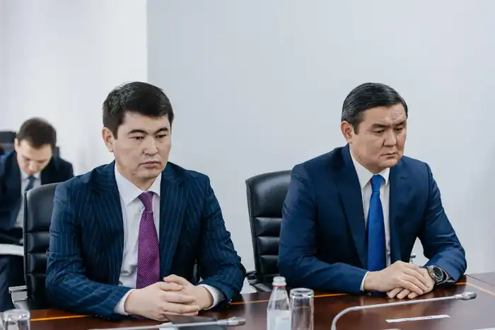 Аким Атырауской области вручил государственные награды работникам сельского хозяйства (7)