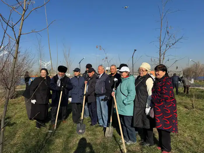 Глобальная инициатива по озеленению: Алматы высаживает деревья в Наурызбайском районе