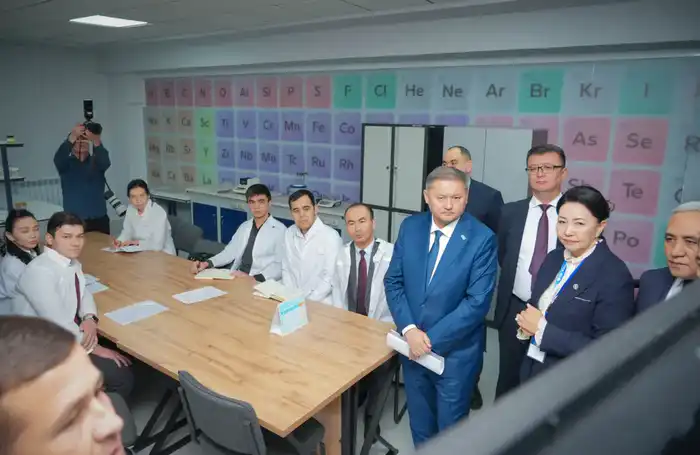 Министр науки и высшего образования Казахстана ознакомился с работой Чирчикского филиала ЮКИУ (3)