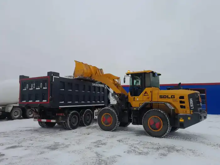 Более 3000 тонн техсоли и 14 000 рейсов: коммунальщики Астаны работают круглосуточно (7)