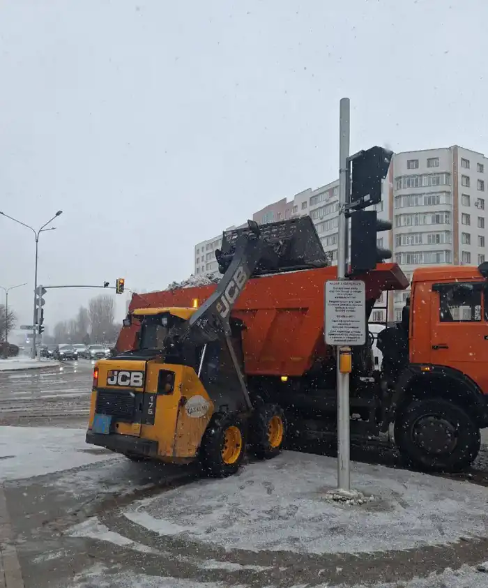 Астана очищается от снега: почти 3 000 коммунальщиков работают круглосуточно