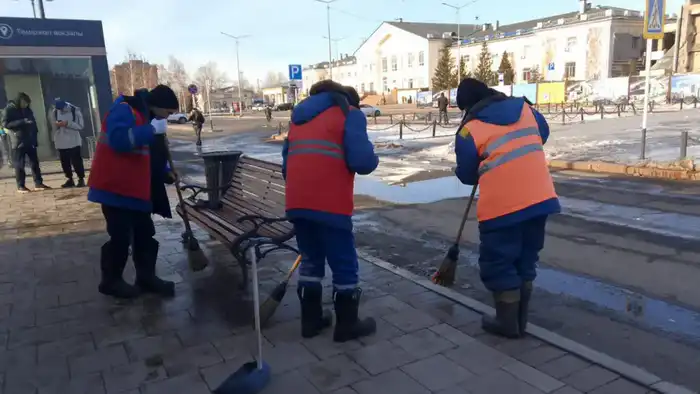 Почти 400 единиц спецтехники задействуют в снегоуборочных работах ночью в Астане (2)