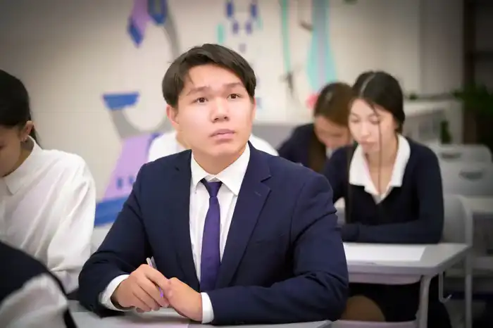 1,5 миллиона школьников Казахстана одновременно написали изложение, создавая волну правовой осведомленности