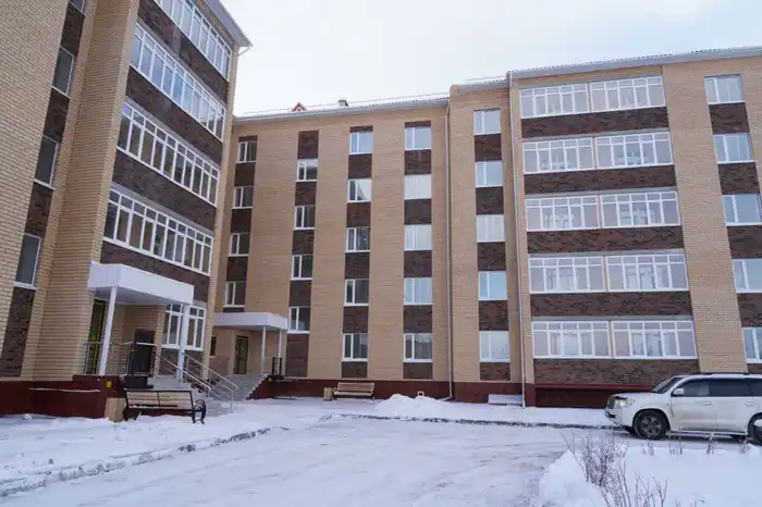 Марат Ахметжанов вручил ключи пострадавшим от паводка жителям села Зеренда (3)