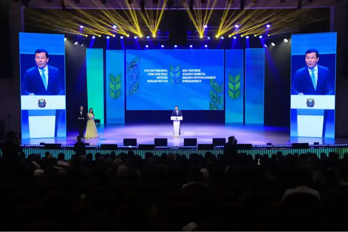 Аким области Асхат Шахаров вручил государственные награды лучшим работникам аграрной отрасли на мероприятии в Актобе