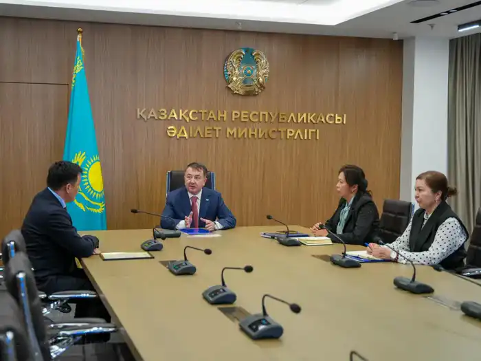 Встреча министра юстиции РК Ерлана Сарсембаева с новым председателем Республиканской коллегии адвокатов Мади Мырзагараевым