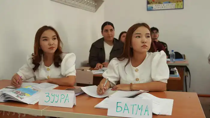 ТРОЙНЯШКИ ИЗ АЗЕРБАЙДЖАНА И ДВОЙНЯШКИ ИЗ КЫРГЫЗСТАНА ИЗУЧАЮТ КАЗАХСКИЙ ЯЗЫК В ТУРКЕСТАНЕ (3)