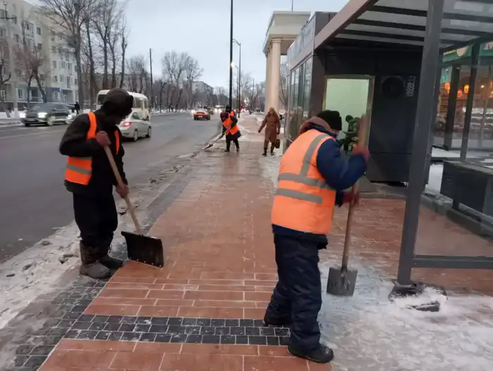 Около 3000 дорожных рабочих вышли на уборку снега с утра в Астане (4)