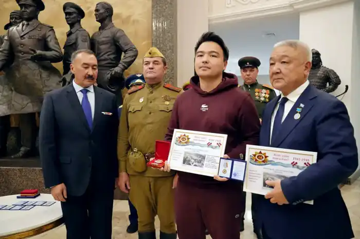 Потомкам казахстанских воинов вручили медаль «За доблесть и верность долгу» (4)