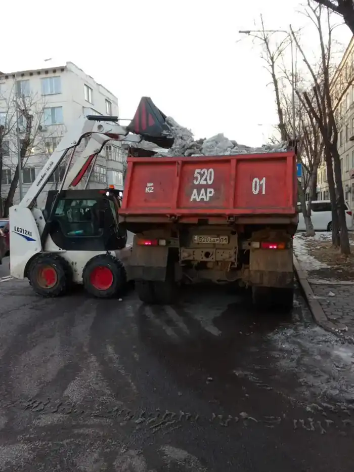 Почти 3 000 дорожных рабочих вышли на уборку снега с утра в Астане (2)