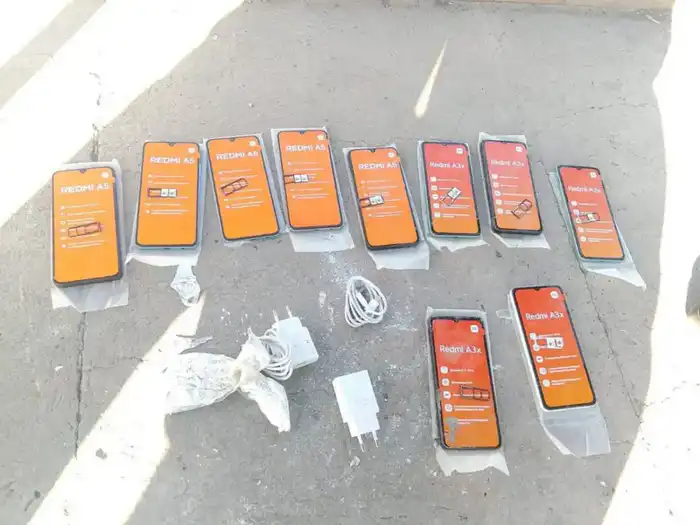 Солдат-стрелок раскрыл тайник: 10 телефонов под цементом не прошли в колонию