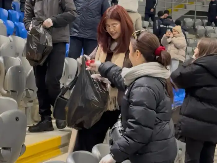 Болельщики Казахстана и Бельгии провели экологическую акцию после матча в Астане