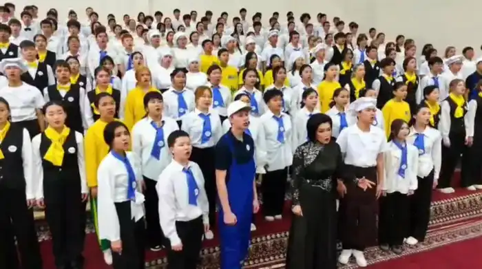 В Астане 700 студентов исполнили гимн рабочих профессий (4)