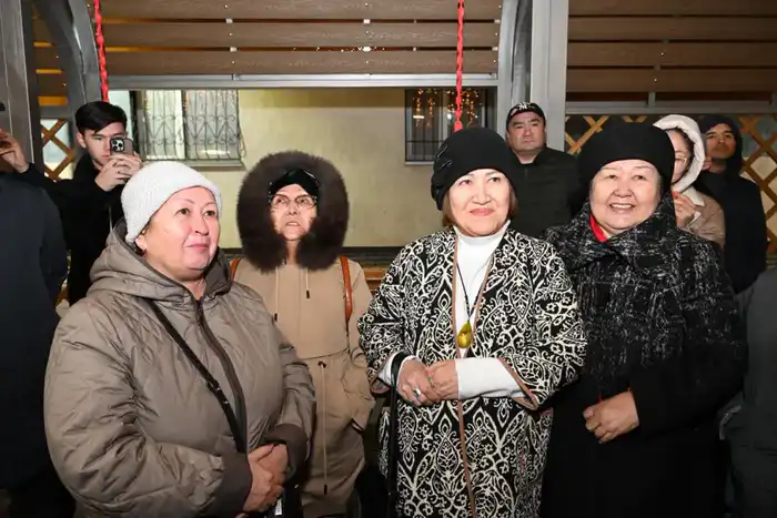 Городской аким Алматы Дархан Сатыбалды оценивает новые инициативы по освещению и благоустройству жилых кварталов