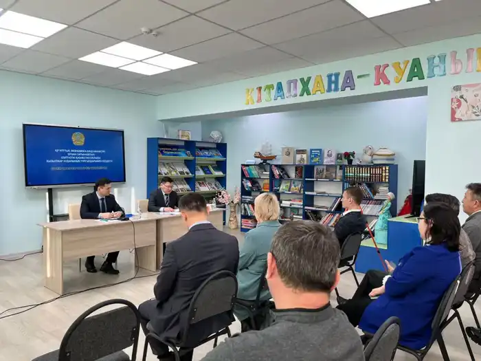 Вице-министр Ерлан Сагнаев встретился с жителями Кызылжарского района Северо-Казахстанской области. (3)