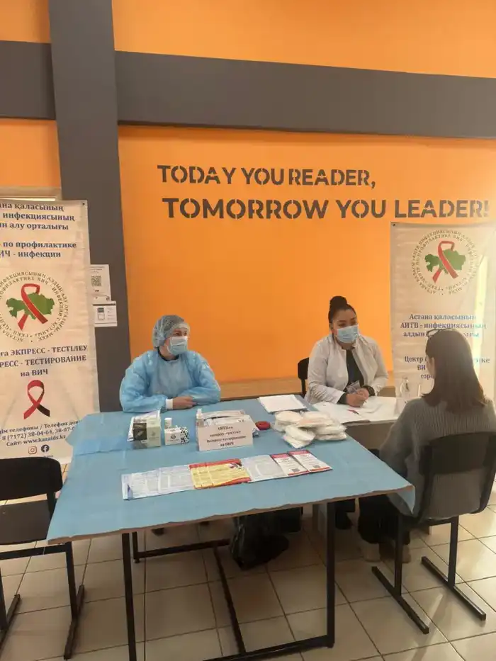 Акцию по профилактике и борьбе со СПИДом провели в столичных торговых центрах (6)