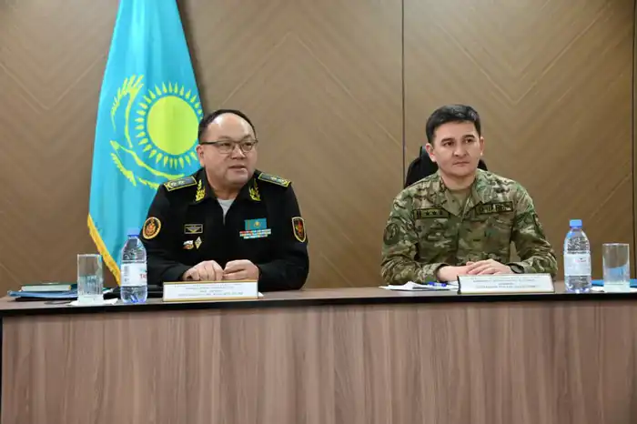 Вице-адмирал Серик Бурамбаев посетил Актауский гарнизон для обсуждения условий службы военнослужащих