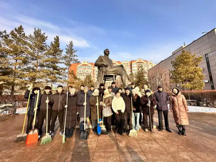 «Таза Қазақстан»: акцию чистоты провели у памятника Сакену Сейфуллину в Астане (4)