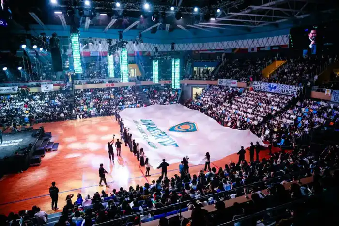 В Астане раскрыли самый большой флаг «Закон и порядок» на посвящении в студенты (4)