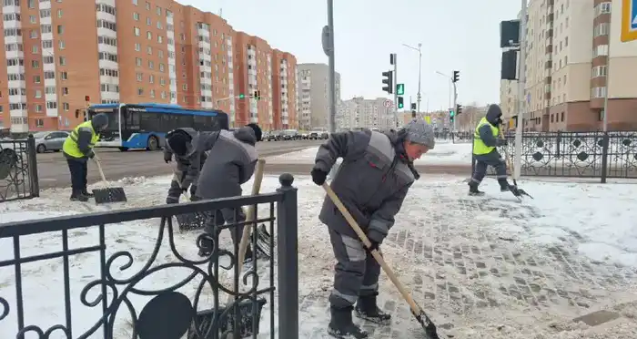 Почти 3 000 коммунальщиков вышли на уборку снега в Астане (5)