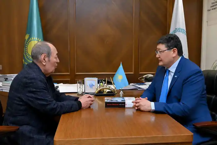 Аким области встретился с писателем Ролланом Сейсенбаевым (4)