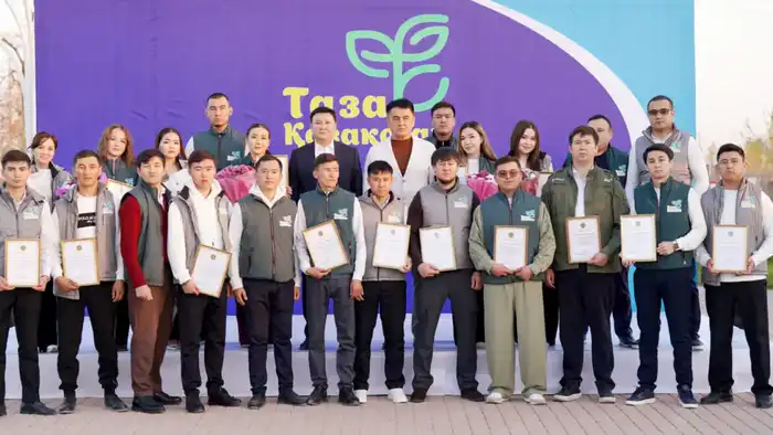 Награждение молодежи в Туркестане участие в программе Таза Қазақстан экологические инициативы