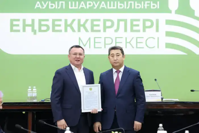 Айдарбек Сапаров вручил лучшим представителям АПК Шымкента государственные награды (7)
