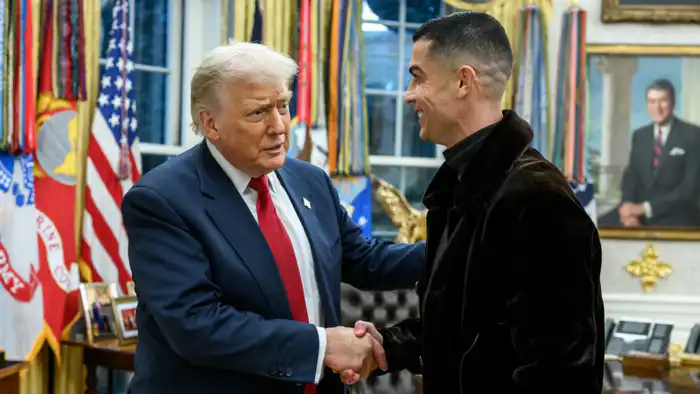 Президент США Дональд Трамп и звезда футбола Криштиану Роналду устроили незабываемую футбольную встречу, которая привлекла внимание 60 миллионов зрителей в социальных сетях. Видео с их игрой стало вирусным, вызвав бурные обсуждения и восторг среди фанатов