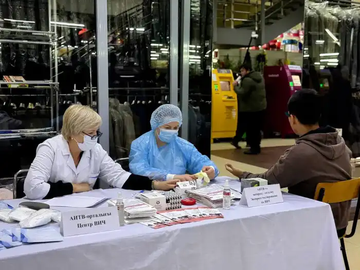 Акцию по профилактике и борьбе со СПИДом провели в столичных торговых центрах (5)