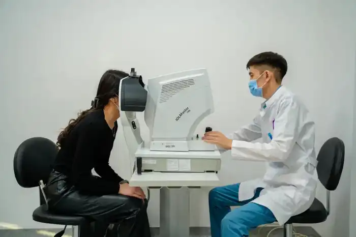 Международные хирурги восстанавливают зрение пациенту с инвалидностью в столице