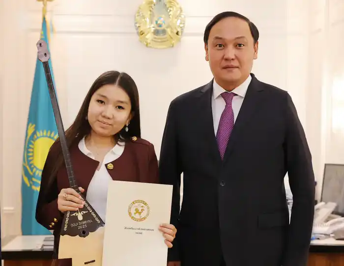 Встреча двух талантов: Ербол Карашукеев и Инжу Жанабай — символы вдохновения для будущих поэтов