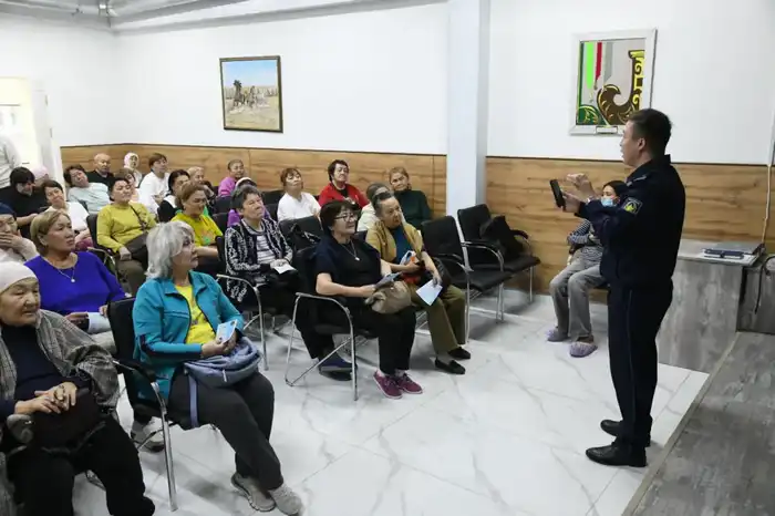 О схемах работы кибермошенников рассказали столичным пенсионерам (2)