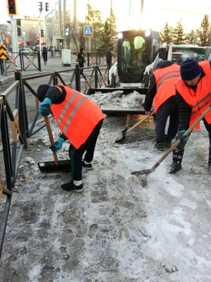В Астане почти 3 000 дорожных рабочих продолжают борьбу со снегом в условиях неблагоприятной погоды