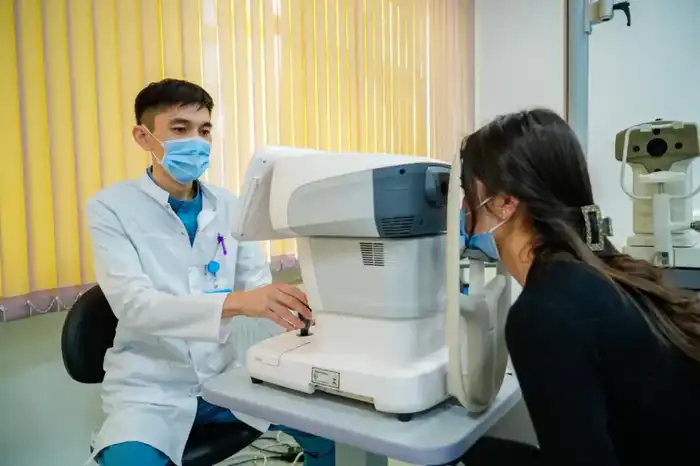 Столичные хирурги восстановили зрение пациенту с инвалидностью (4)