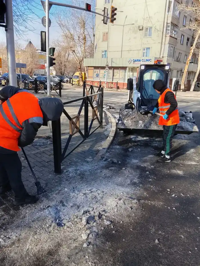 Круглосуточная уборка снега в Астане: безопасность на дорогах в условиях зимнего сезона