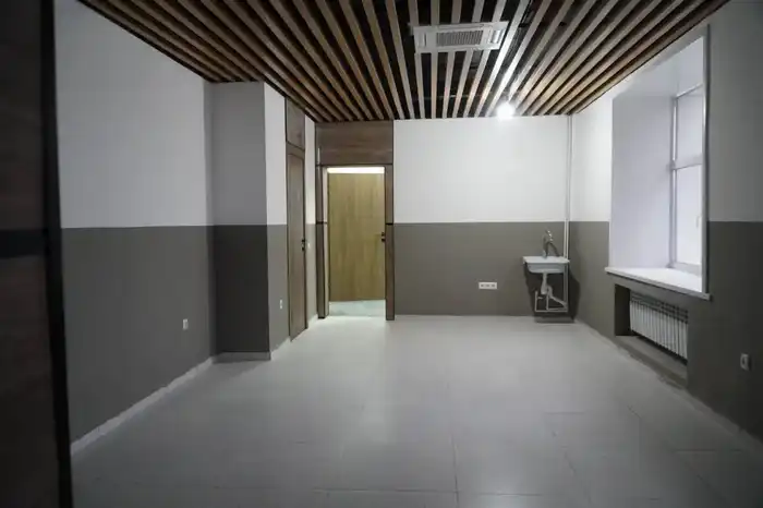 В Буландинском районе завершена модернизация железнодорожного вокзала в Макинске с досрочным открытием до холодов.