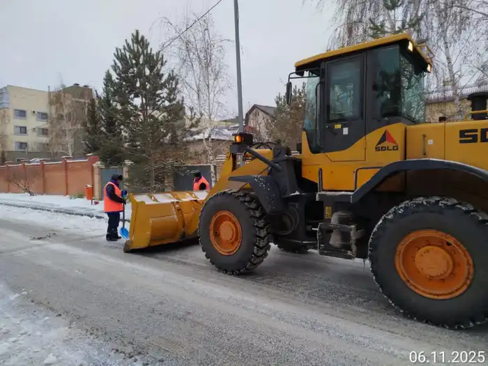 В Астане задействовано более тысячи единиц спецтехники для снегоуборочных работ