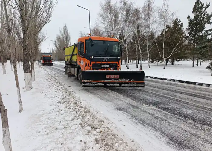 Ночная уборка снега в Астане: более 1200 единиц техники и 800 рабочих для обеспечения безопасности на дорогах