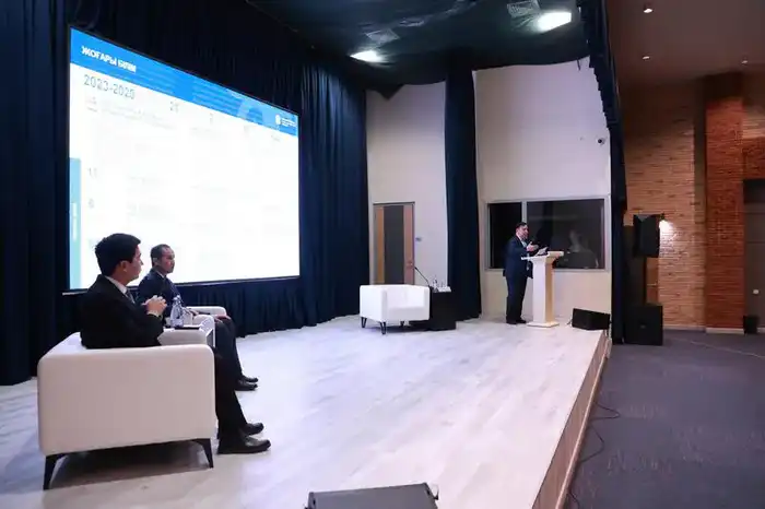 Вице-министр науки и высшего образования Талгат Ешенкулов встретился с жителями Алматинской области для обсуждения реформ в высшем образовании