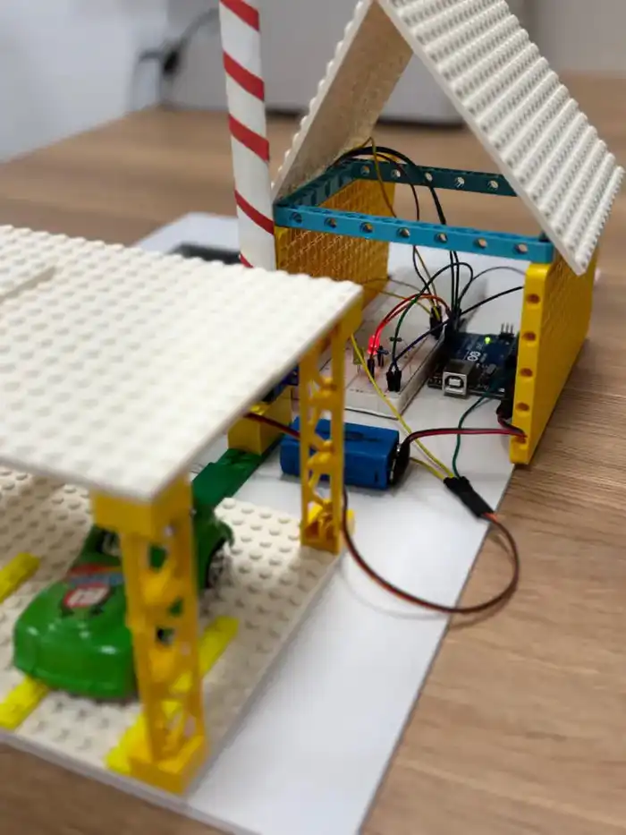 В Астане школьник придумал «умный шлагбаум» (2)