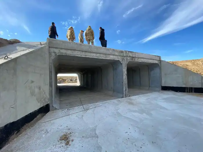 В рамках противопаводковых мер в Жетісу очищают русла рек и строят защитные дамбы (8)