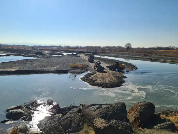 В рамках противопаводковых мер в Жетісу очищают русла рек и строят защитные дамбы (4)