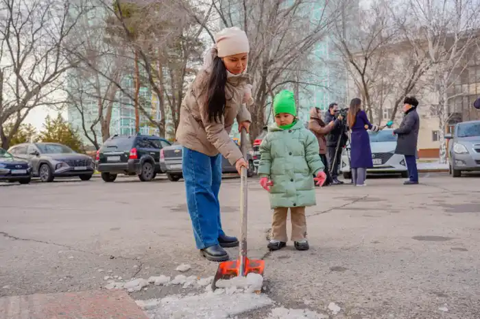 «Таза Қазақстан»: в Астане на территории Государственной академической филармонии им.Е. Рахмадиева прошла акция чистоты (4)