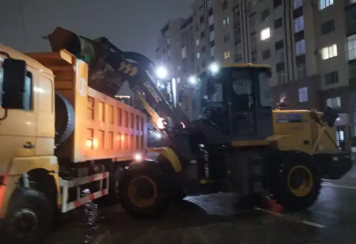 Свыше тысячи единиц спецтехники задействуют в снегоуборке ночью в Астане (5)